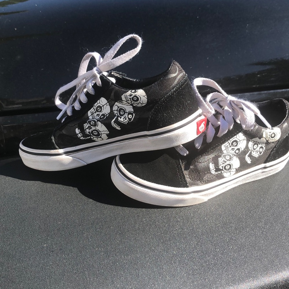 VANS SZ 13.5 US KIDS (small boy) Glow Dark Skulls